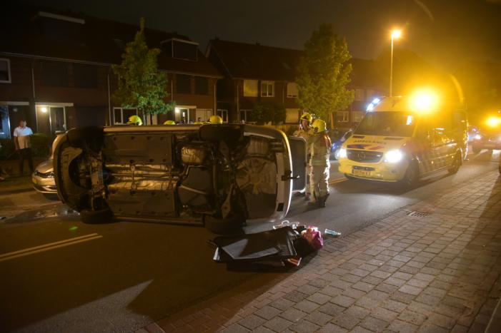 Vrouw verliest macht over het stuur en botst op meerdere geparkeerde auto's