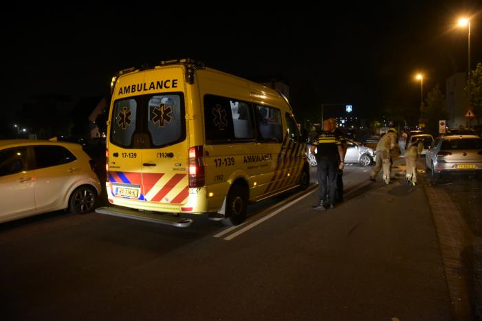 Vrouw verliest macht over het stuur en botst op meerdere geparkeerde auto's