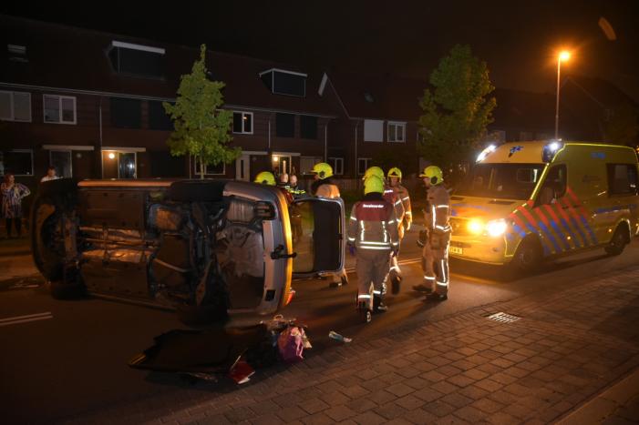 Vrouw verliest macht over het stuur en botst op meerdere geparkeerde auto's