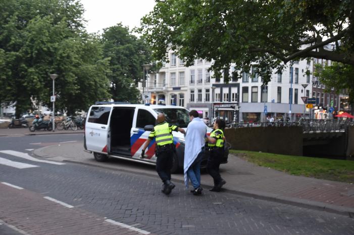 Omstanders redden dronken man uit het water