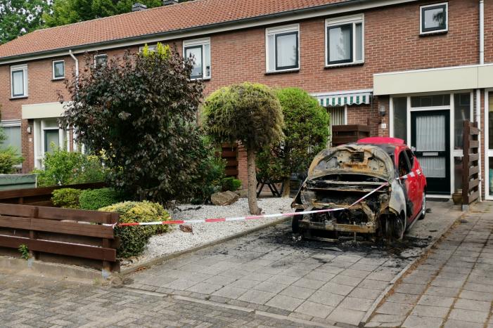 Geparkeerd auto op oprit verwoest door brand