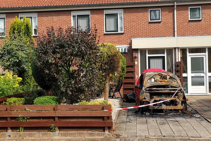 Geparkeerd auto op oprit verwoest door brand
