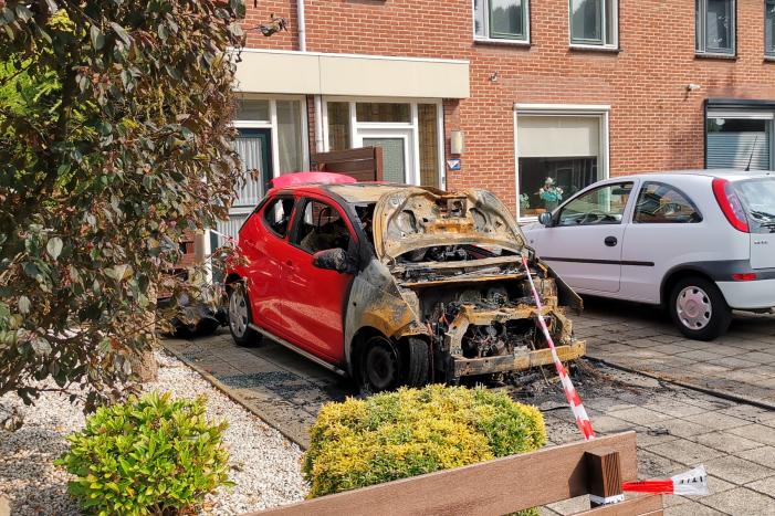 Geparkeerd auto op oprit verwoest door brand