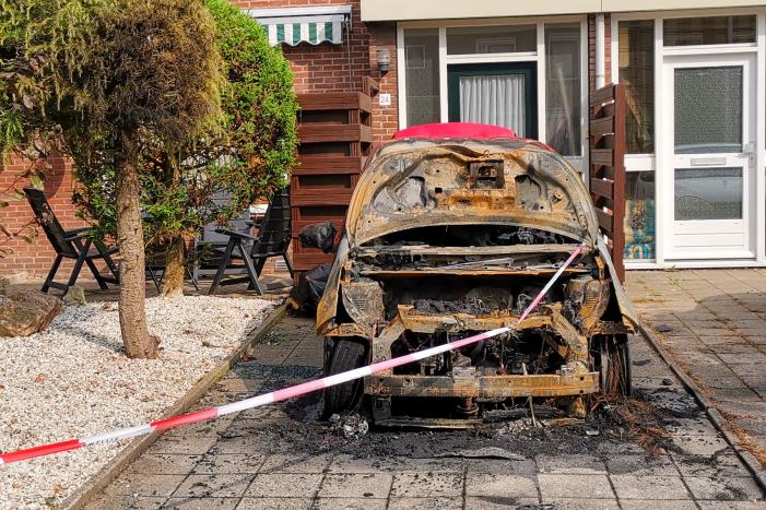 Geparkeerd auto op oprit verwoest door brand