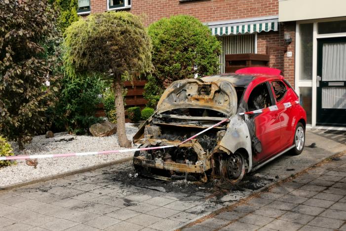 Geparkeerd auto op oprit verwoest door brand