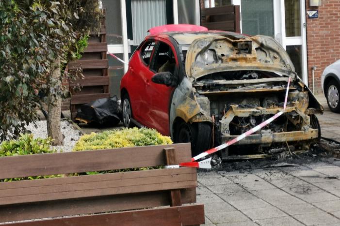 Geparkeerd auto op oprit verwoest door brand