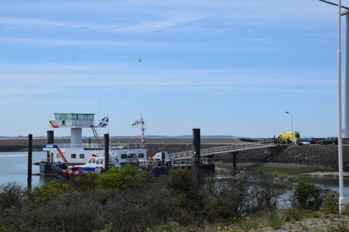 KNRM haalt gewonde van vissersboot