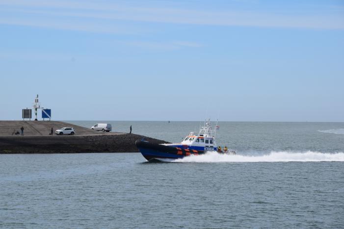 KNRM haalt gewonde van vissersboot