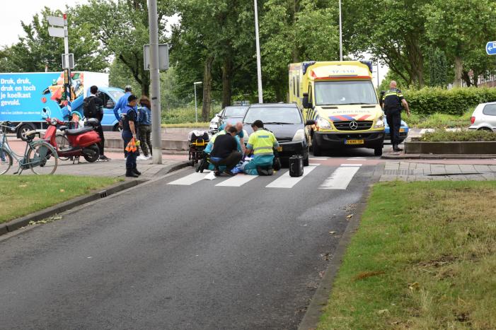 Fietsster gewond bij aanrijding met auto op rotonde