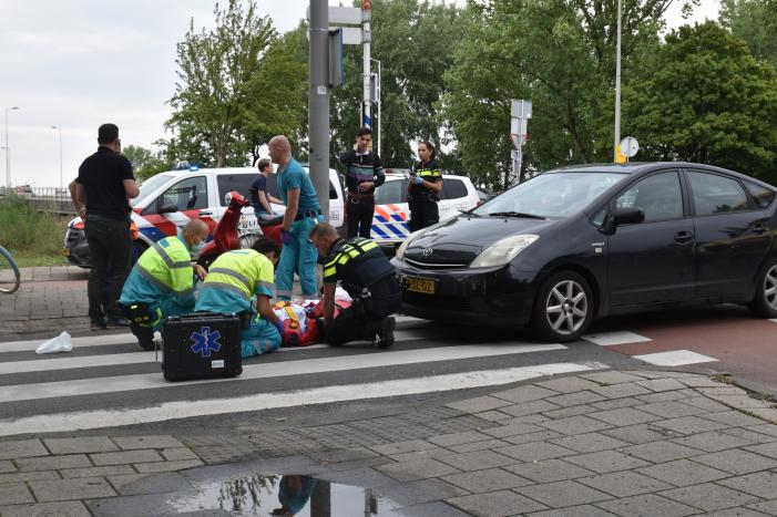 Fietsster gewond bij aanrijding met auto op rotonde