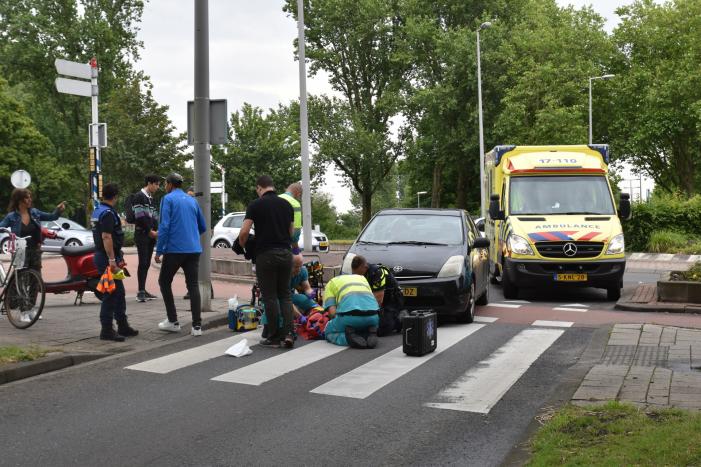 Fietsster gewond bij aanrijding met auto op rotonde