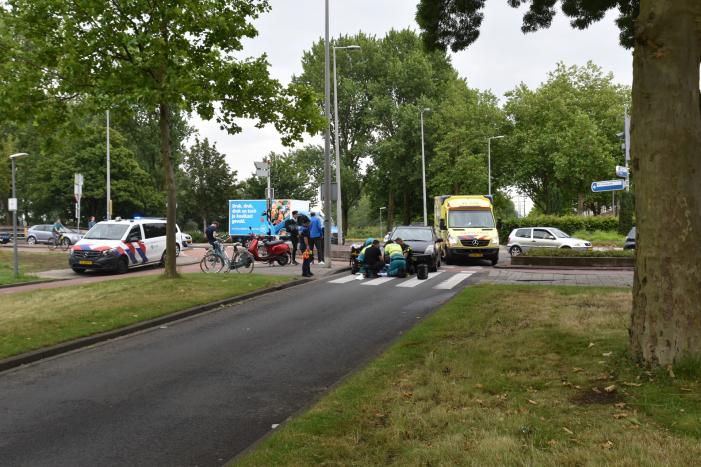 Fietsster gewond bij aanrijding met auto op rotonde