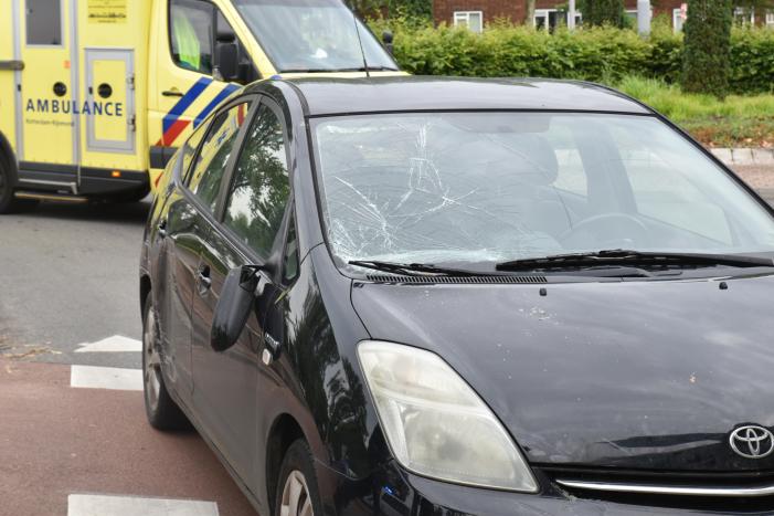 Fietsster gewond bij aanrijding met auto op rotonde