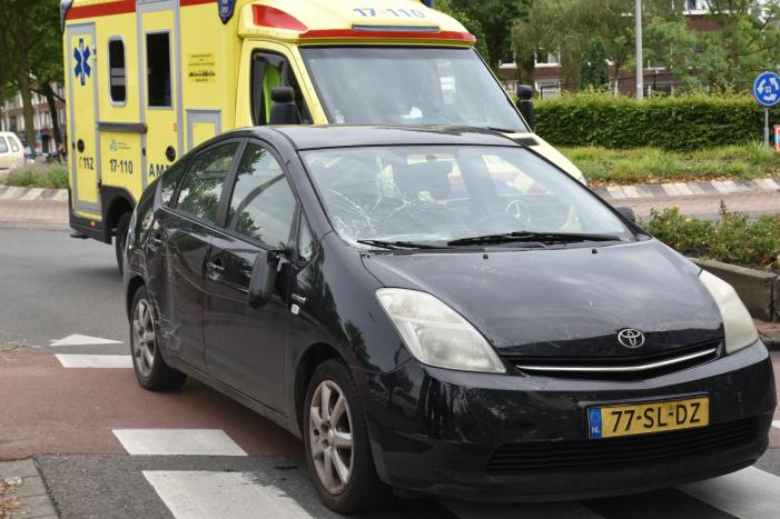 Fietsster gewond bij aanrijding met auto op rotonde