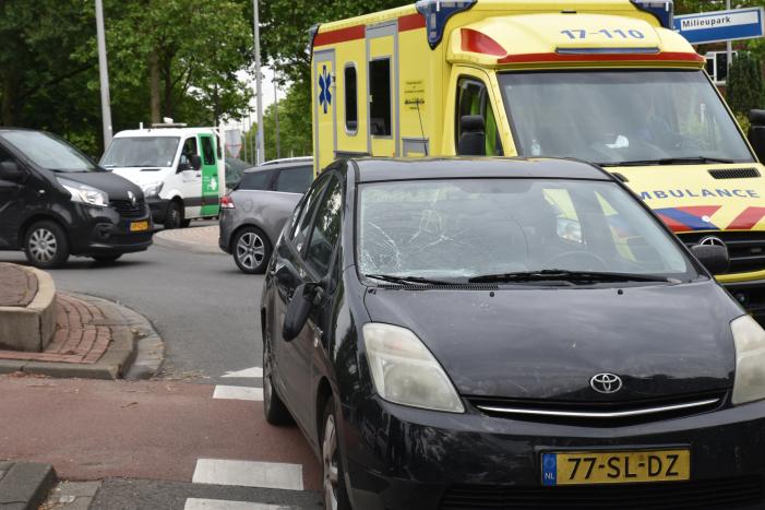 Fietsster gewond bij aanrijding met auto op rotonde