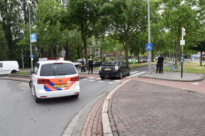 Fietsster gewond bij aanrijding met auto op rotonde