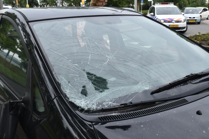 Fietsster gewond bij aanrijding met auto op rotonde