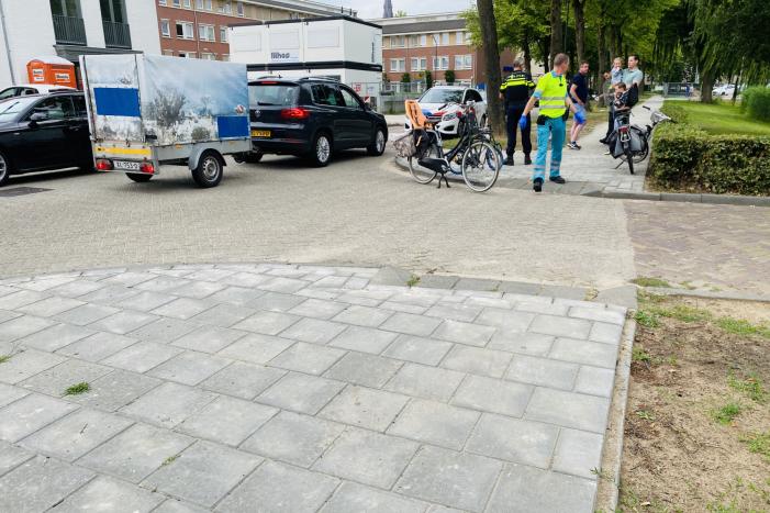 Kind op fiets aangereden door auto