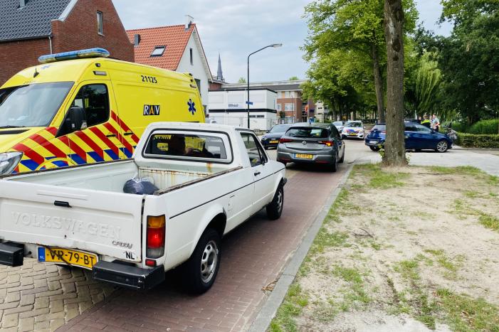 Kind op fiets aangereden door auto