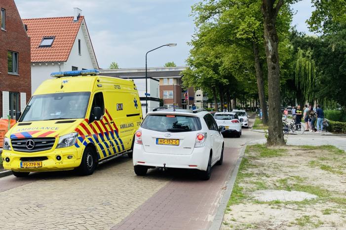 Kind op fiets aangereden door auto