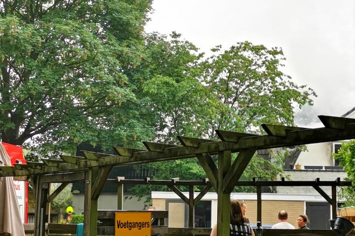 Zwaar gewonde bij heftige brand in woning