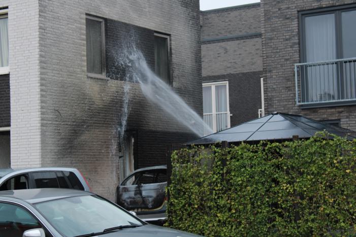 Woning beschadigd na verwoestende autobrand
