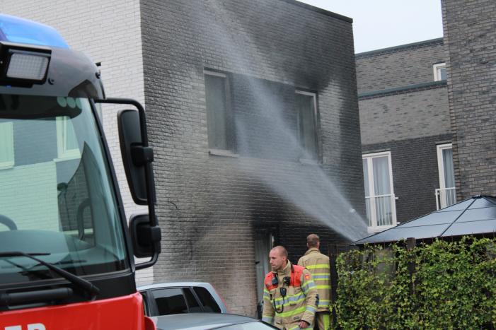 Woning beschadigd na verwoestende autobrand