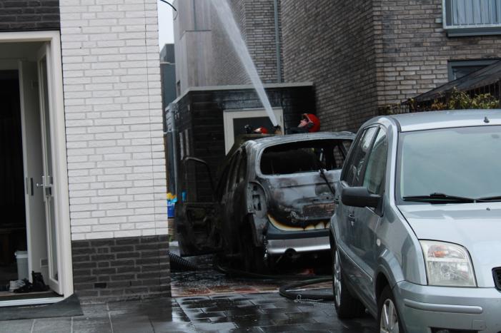 Woning beschadigd na verwoestende autobrand