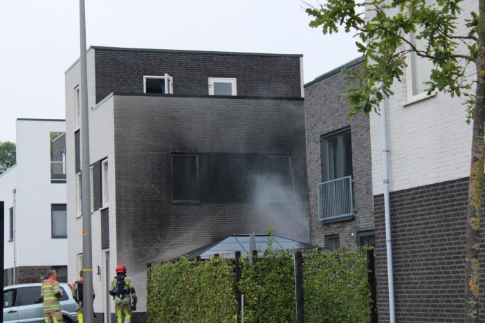 Woning beschadigd na verwoestende autobrand