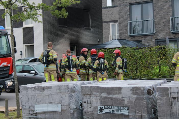 Woning beschadigd na verwoestende autobrand