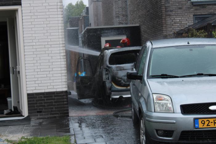 Woning beschadigd na verwoestende autobrand