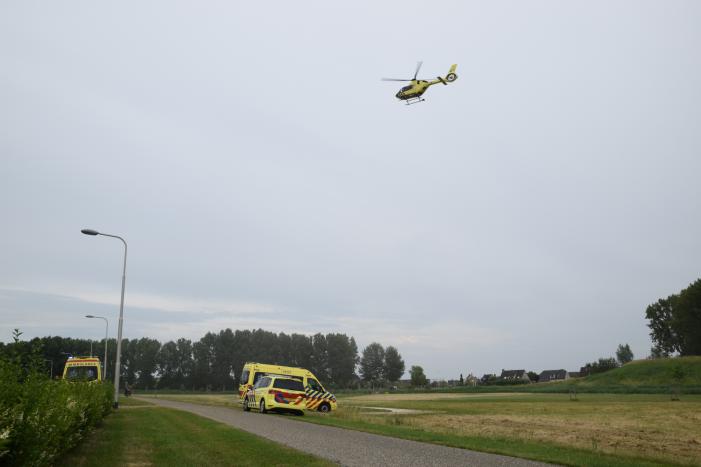 Overstekende voetganger geschept door auto