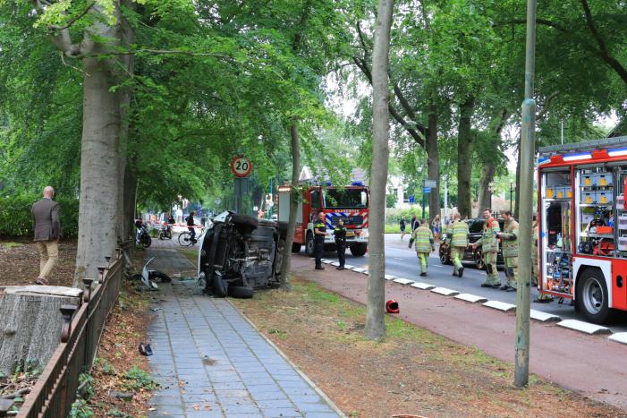 Auto crasht belandt op zijkant, bestuurder slaat op de vlucht