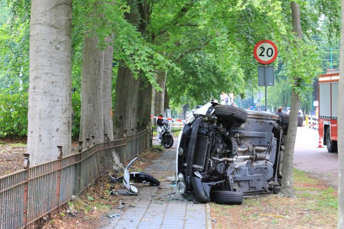 Auto crasht belandt op zijkant, bestuurder slaat op de vlucht