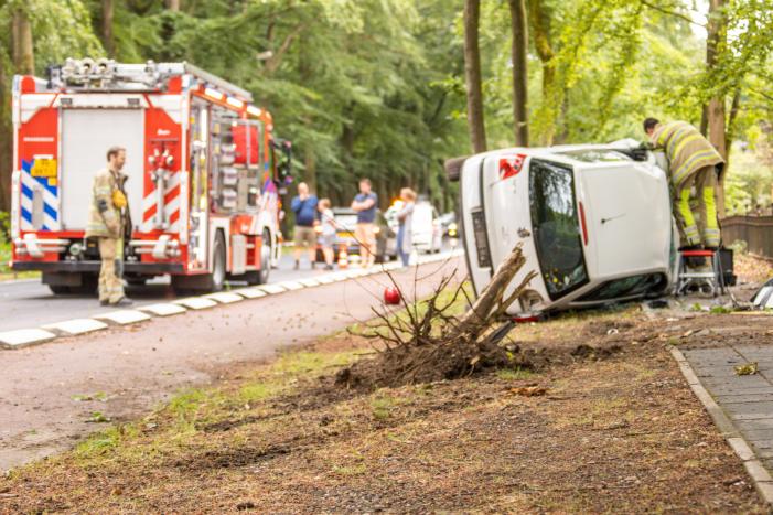 Auto crasht belandt op zijkant, bestuurder slaat op de vlucht