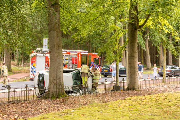 Auto crasht belandt op zijkant, bestuurder slaat op de vlucht