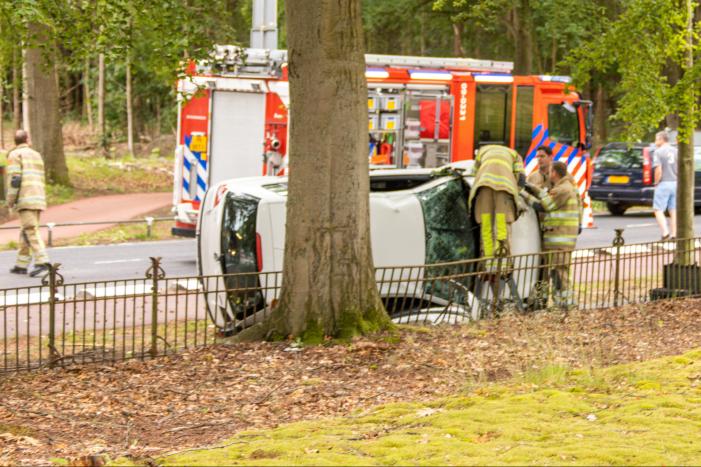 Auto crasht belandt op zijkant, bestuurder slaat op de vlucht
