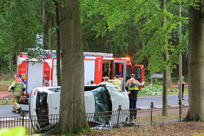 Auto crasht belandt op zijkant, bestuurder slaat op de vlucht