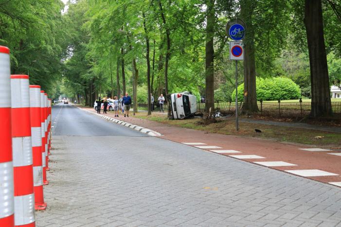 Auto crasht belandt op zijkant, bestuurder slaat op de vlucht