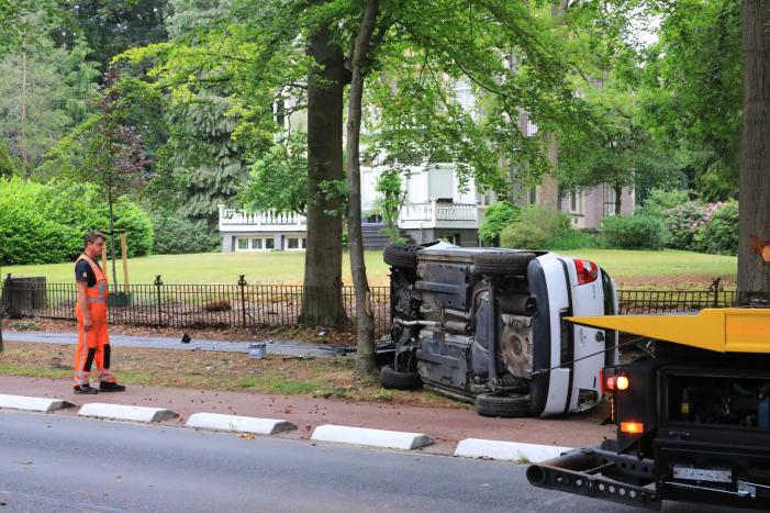 Auto crasht belandt op zijkant, bestuurder slaat op de vlucht