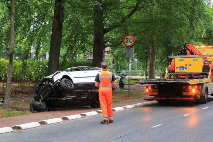 Auto crasht belandt op zijkant, bestuurder slaat op de vlucht
