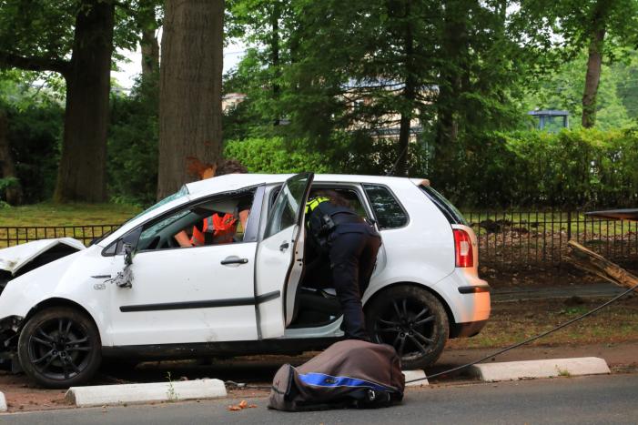 Auto crasht belandt op zijkant, bestuurder slaat op de vlucht