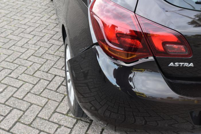 Motorrijder gewond na botsing met auto