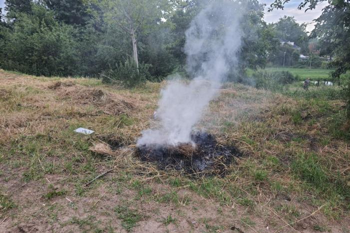 Kampvuur geblust door buurtbewoners