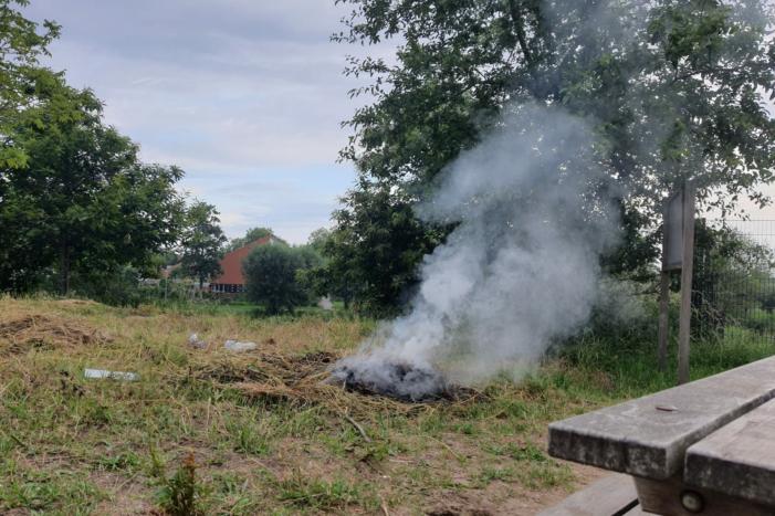 Kampvuur geblust door buurtbewoners