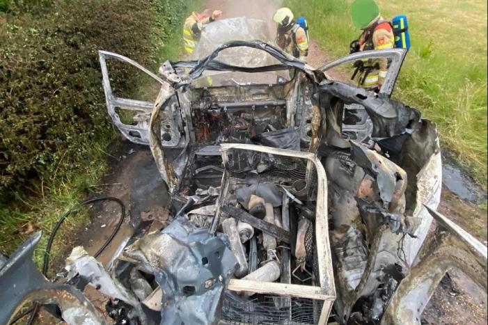 Bestelwagen met lachgas flessen ontploft bij brand