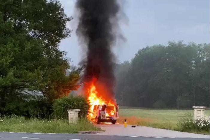 Bestelwagen met lachgas flessen ontploft bij brand
