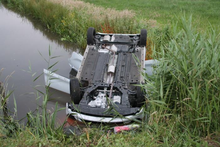 Voertuig belandt op zijn kop in de sloot