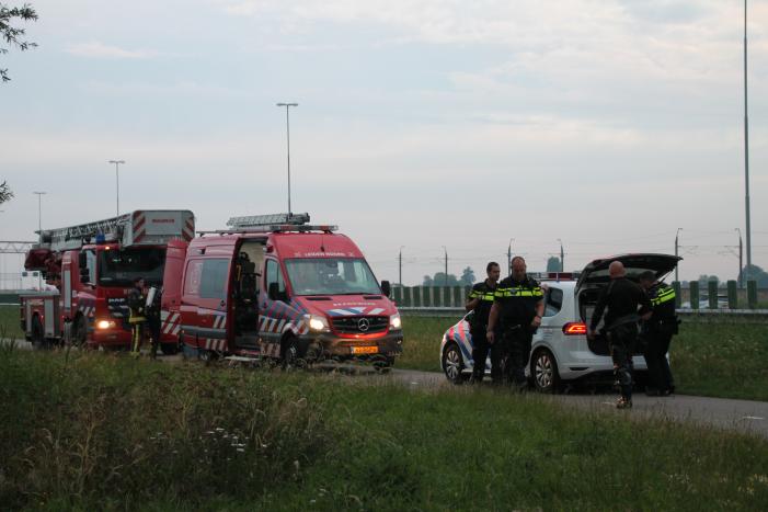 Voertuig belandt op zijn kop in de sloot