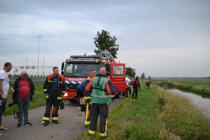 Voertuig belandt op zijn kop in de sloot